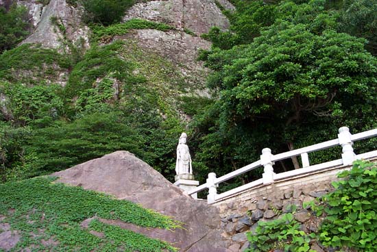 망망대해 남해를 자애한 눈빛으로 바라보고계신 관세음보살부처님이다. 예전에는 뱃사람들의 애환을 들어주는 바닷가 관세음보살부처님이었겠지만 지금은 전국 방방곡곡 불자들이 찾는 전국적 관세음보살부처님이다. 